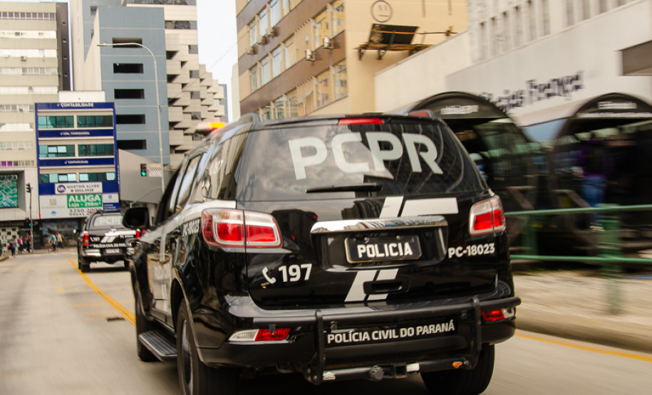 Viaturas da polçia civil em via pública