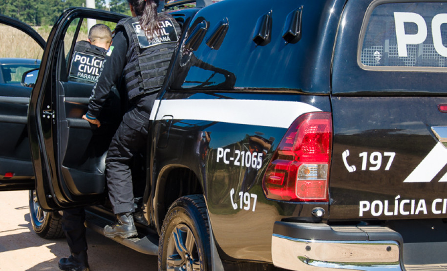 Policiais civis em abordagem a veículo