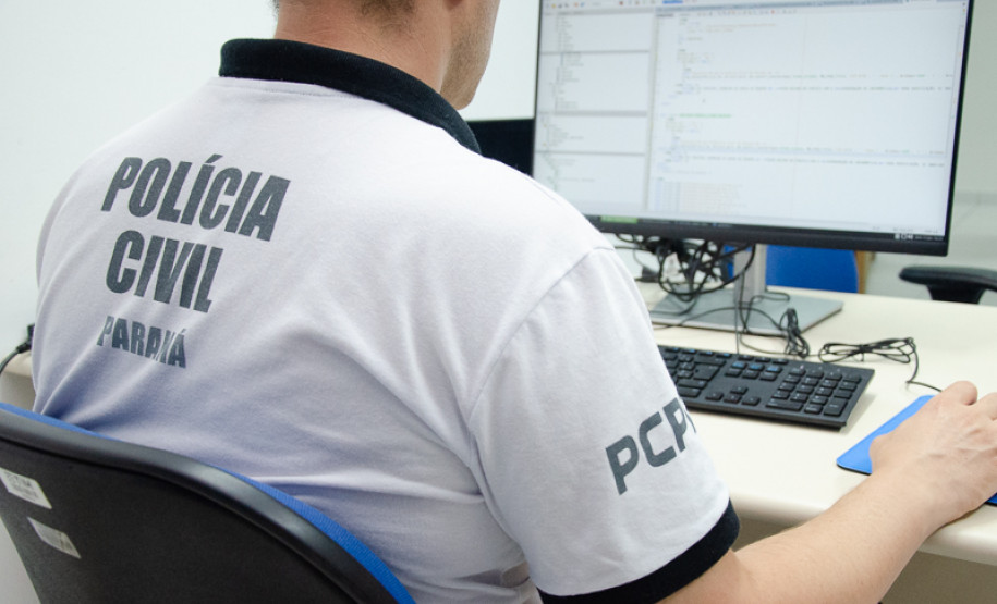 Policial civil ao computador