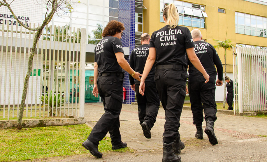 Vários policiais civis entrando em delegacia
