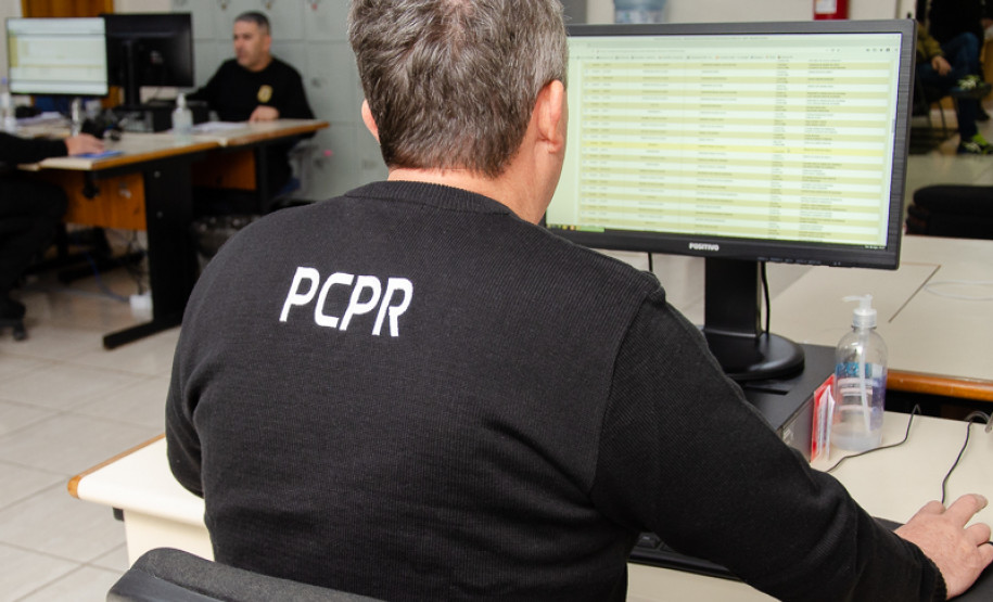 Policial civil ao computador
