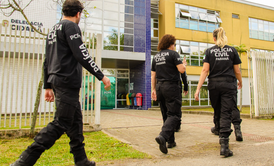 Vários policiais civis entrando em delegacia