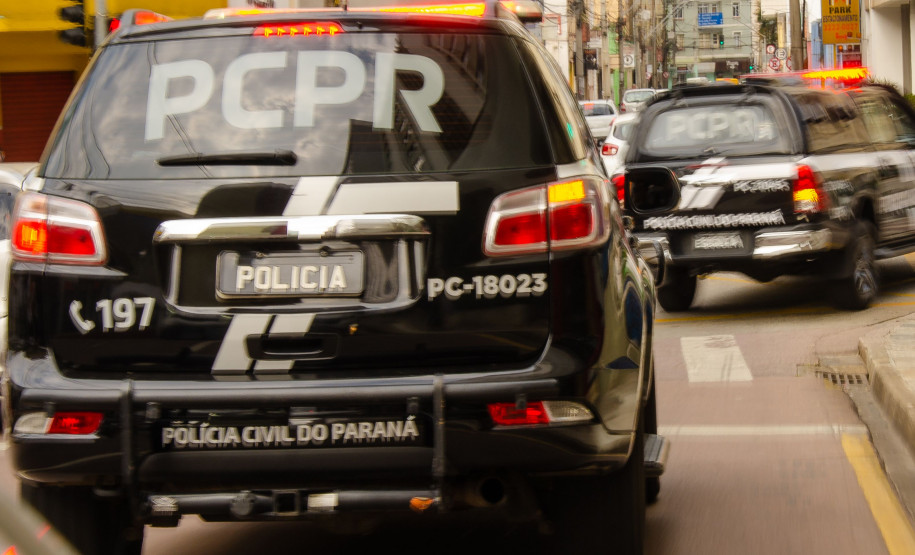 Duas viaturas da polícia civil em trânsito