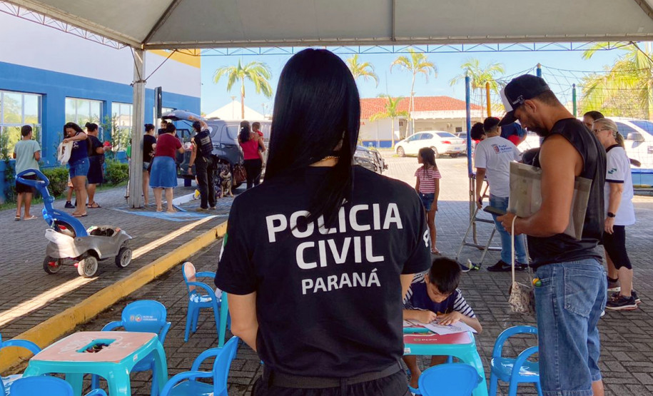 Policial civil observa atividades do evento