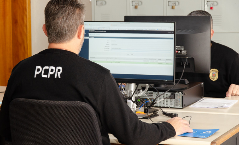 Dois policiais civis ao computador