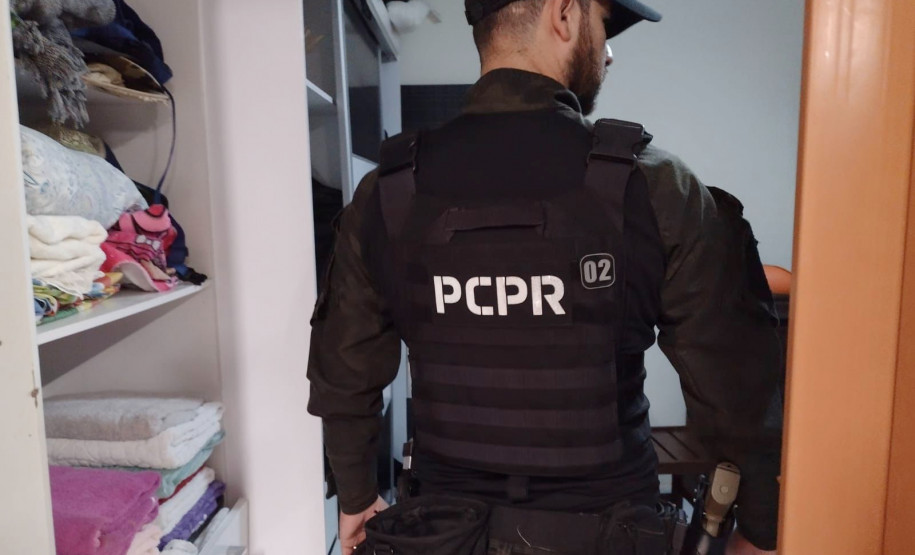 Policial civil de costas