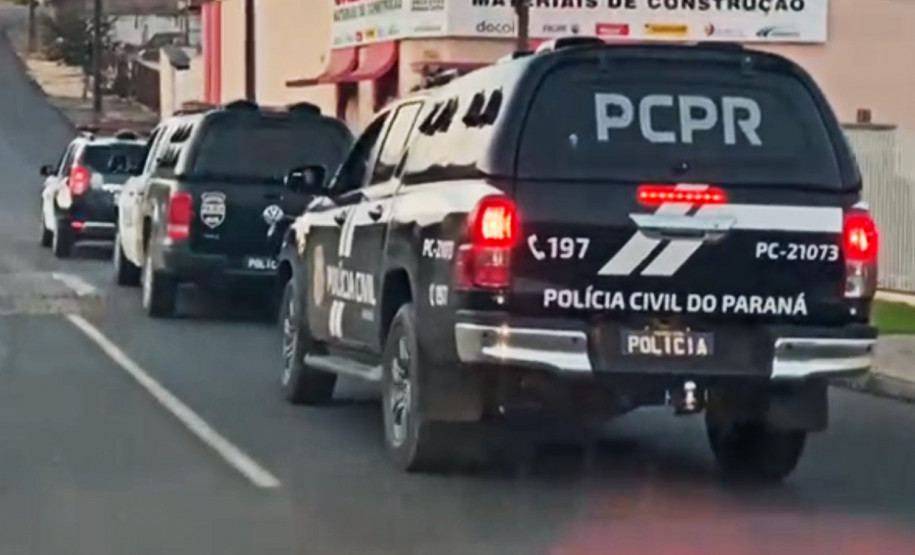 Três viaturas da polícia civil em deslocamento