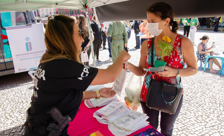 PCPR realiza evento Mulheres em Ação na praça Rui Barbosa em Curitiba