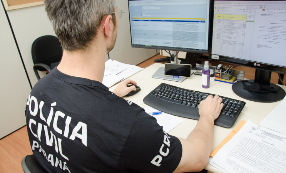 Policial civil ao computador