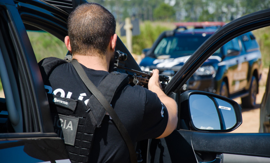 Policial civil apontando arma em abordagem