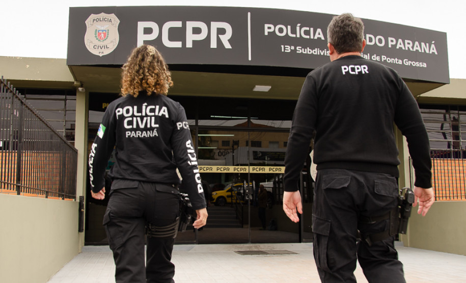 Dois policiais civis entrando em delegacia