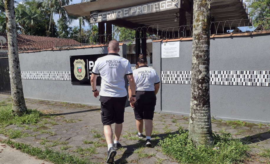 Dois policiais civis entrando em delegacia