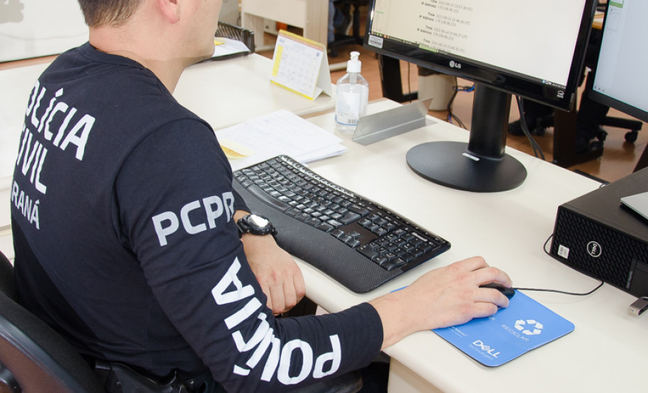 Policial civil ao computador