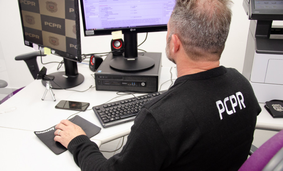 Policial civil ao computador
