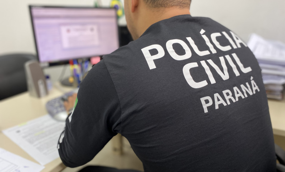 Policial civil ao computador