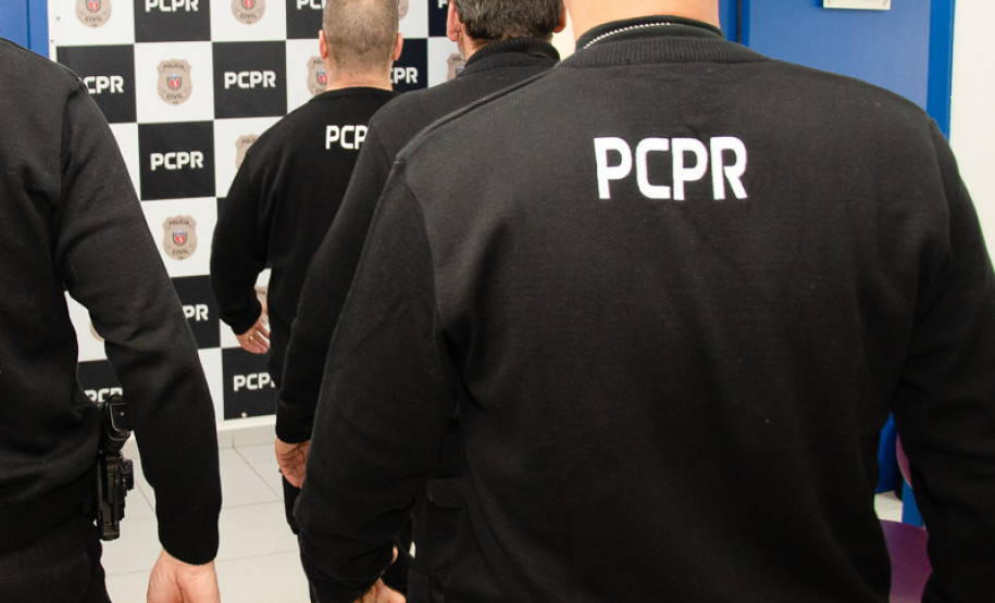 Vários policiais de costas