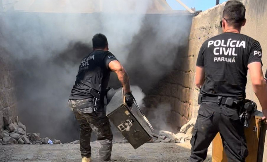 PCPR incinera 315 quilos de drogas e 31 máquinas caça-níqueis em Colombo