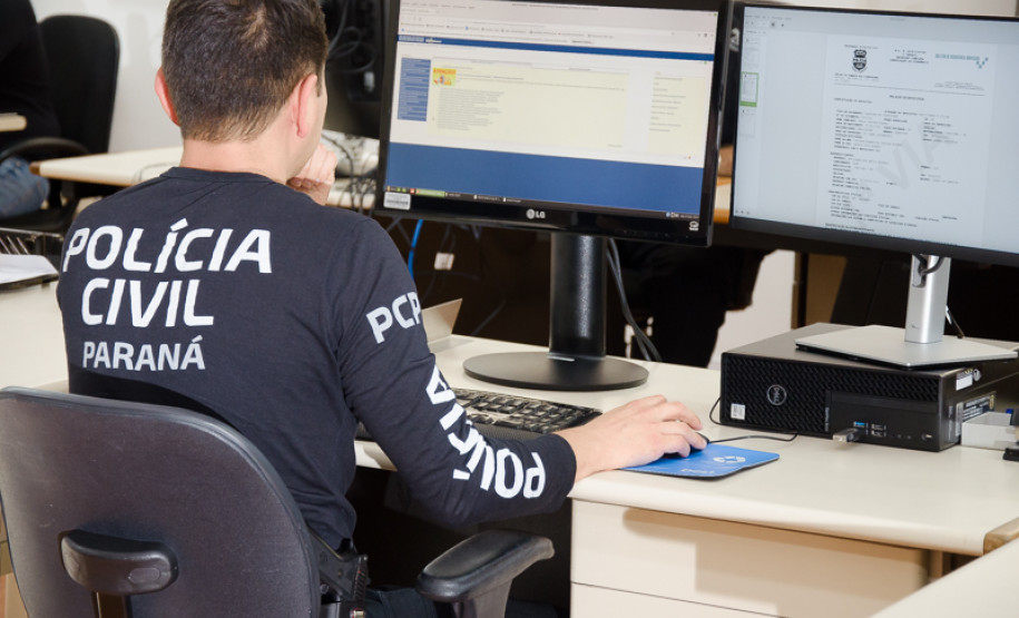 Policial civil ao computador