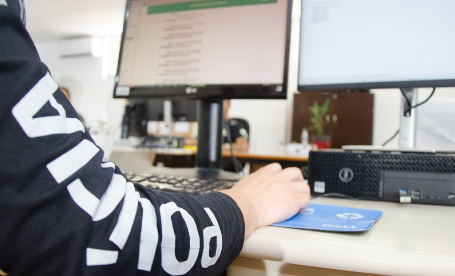 Policial civil ao computador