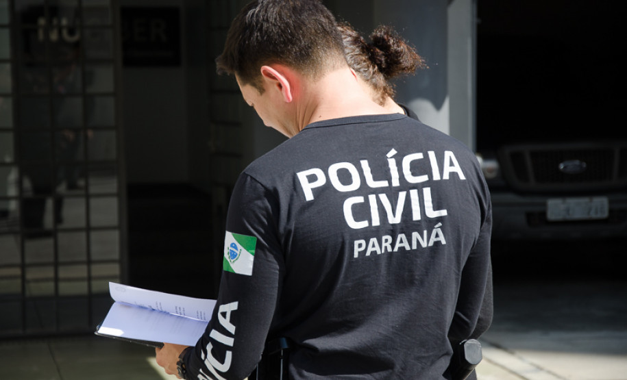 Policial civil analisando documento