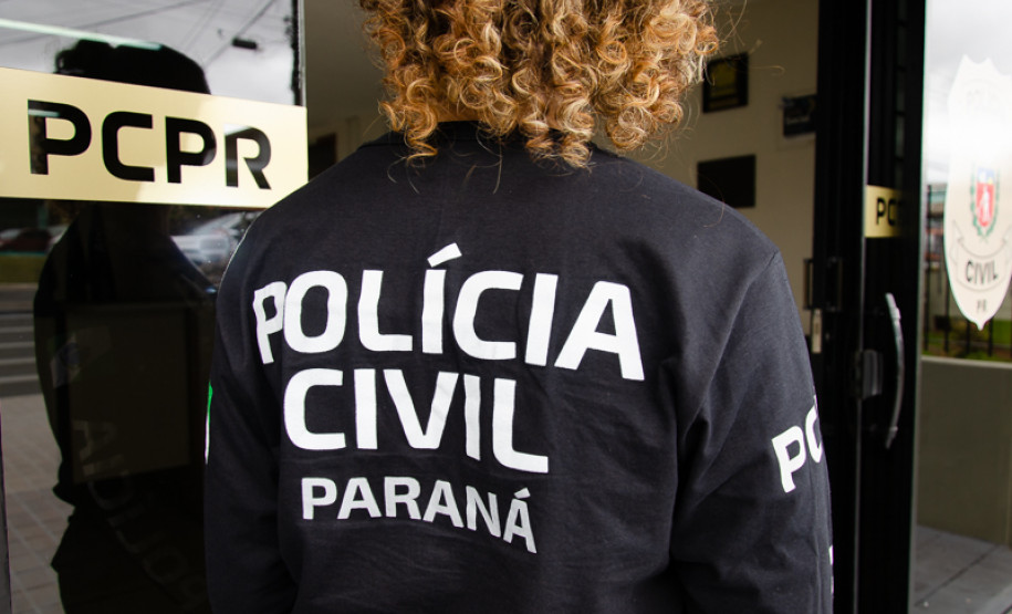 Policial civil entrando em delegacia
