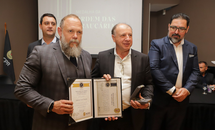 Governador comemora avanços na segurança pública em entrega de homenagens da Polícia Civil