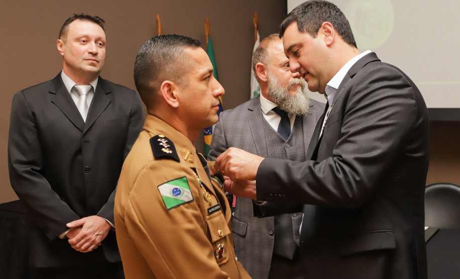 Governador comemora avanços na segurança pública em entrega de homenagens da Polícia Civil