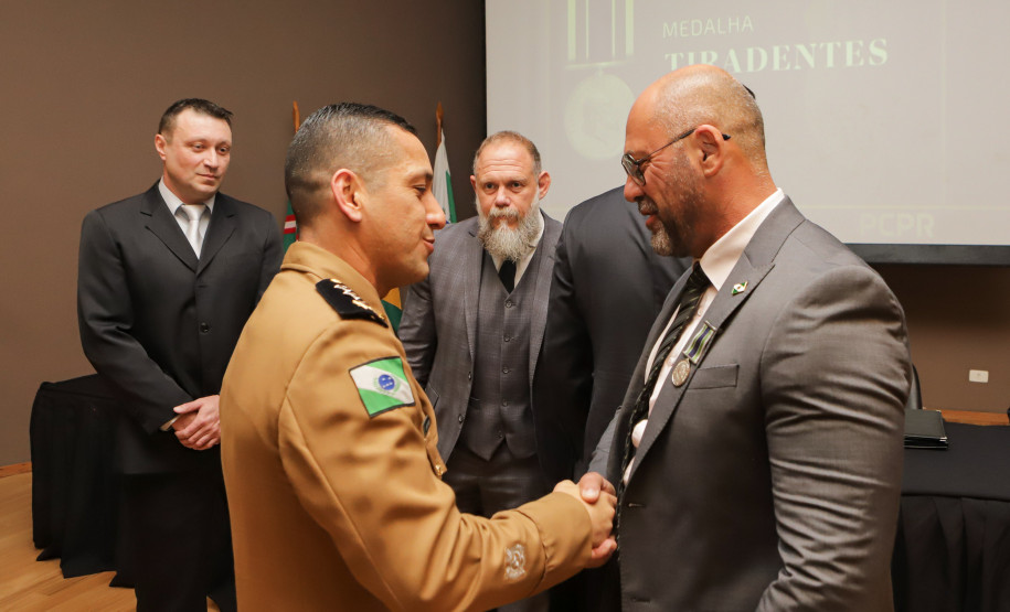 Governador comemora avanços na segurança pública em entrega de homenagens da Polícia Civil