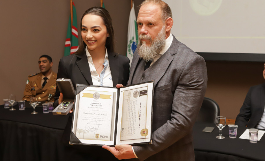 Governador comemora avanços na segurança pública em entrega de homenagens da Polícia Civil