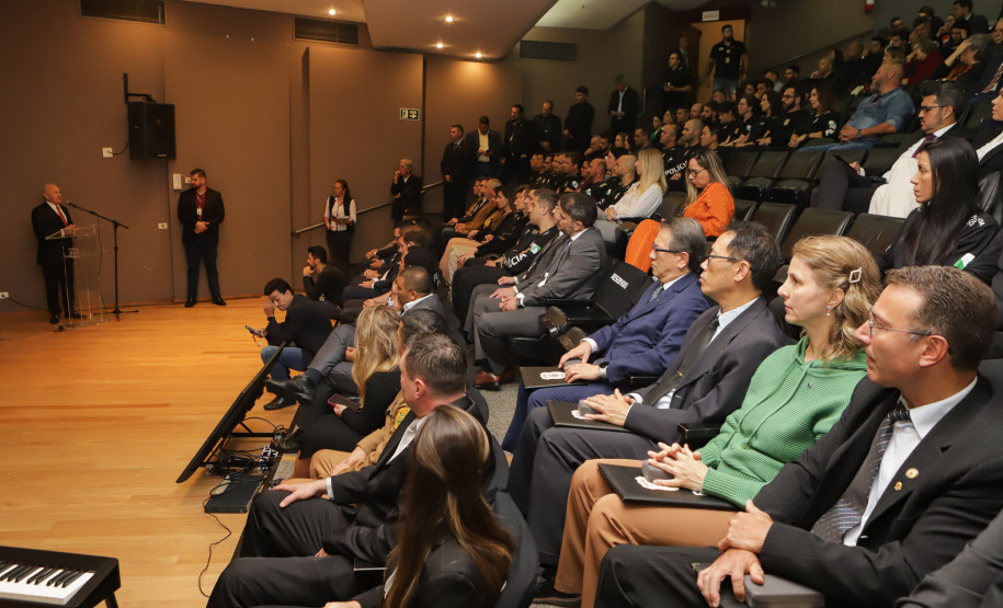 Governador comemora avanços na segurança pública em entrega de homenagens da Polícia Civil