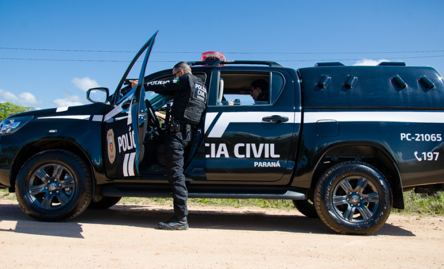 Policial apontando arma em abordagem
