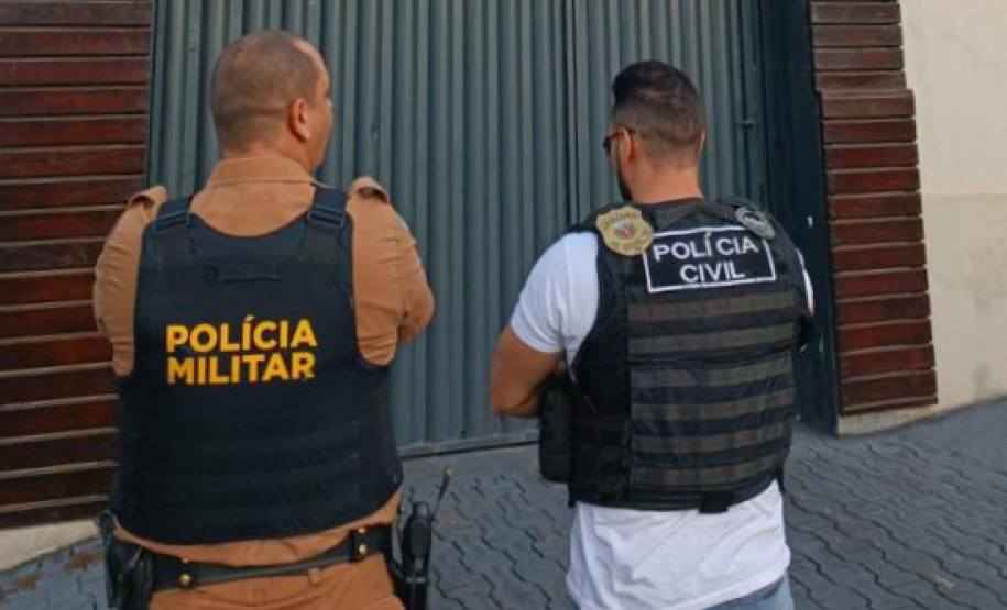 Dois policiais de costas