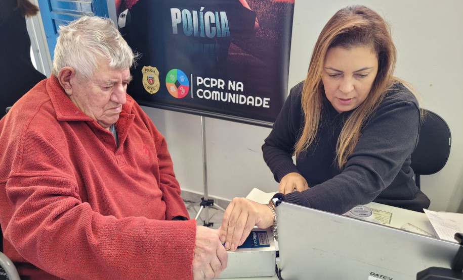 PCPR na Comunidade confecciona carteira de identidade em escola de Curitiba