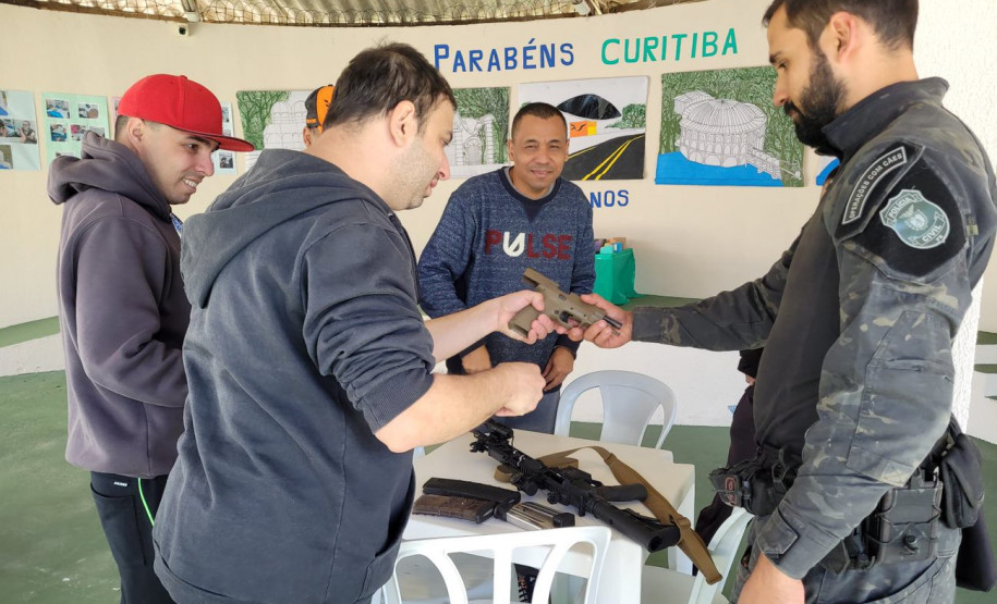 PCPR na Comunidade confecciona carteira de identidade em escola de Curitiba
