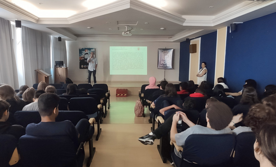 PCPR orienta 580 adolescentes sobre crimes virtuais em colégios de Curitiba