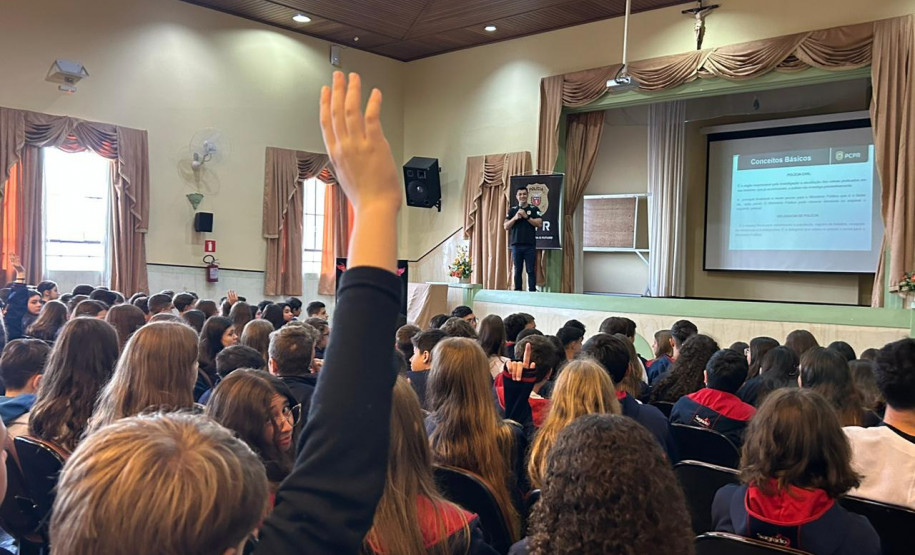 PCPR orienta 450 adolescentes sobre crimes virtuais em Santa Felicidade