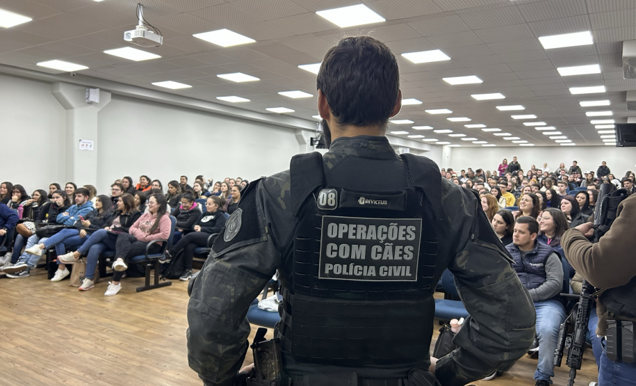PCPR ministra palestra educativa de prevenção e combate às drogas para alunos de faculdade em Curitiba