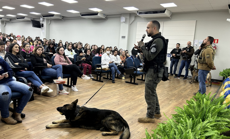 PCPR ministra palestra educativa de prevenção e combate às drogas para alunos de faculdade em Curitiba