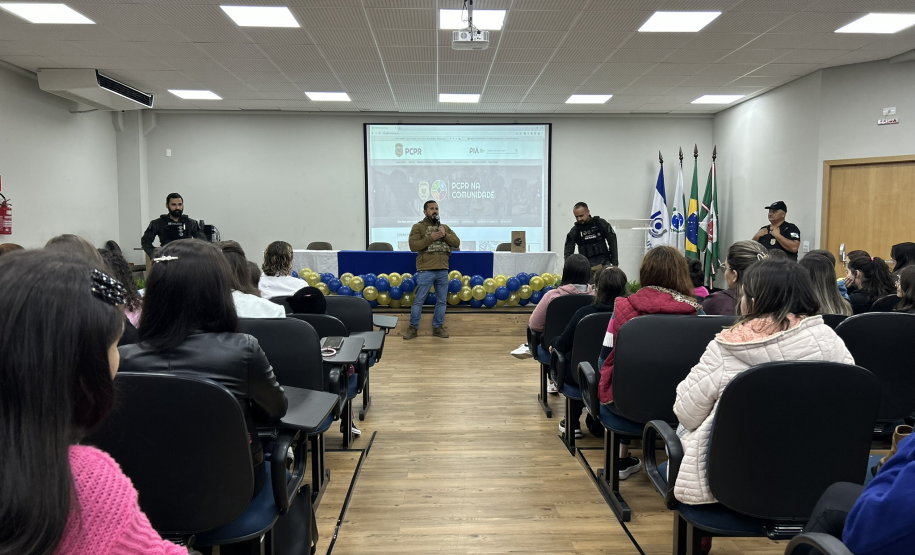 PCPR ministra palestra educativa de prevenção e combate às drogas para alunos de faculdade em Curitiba