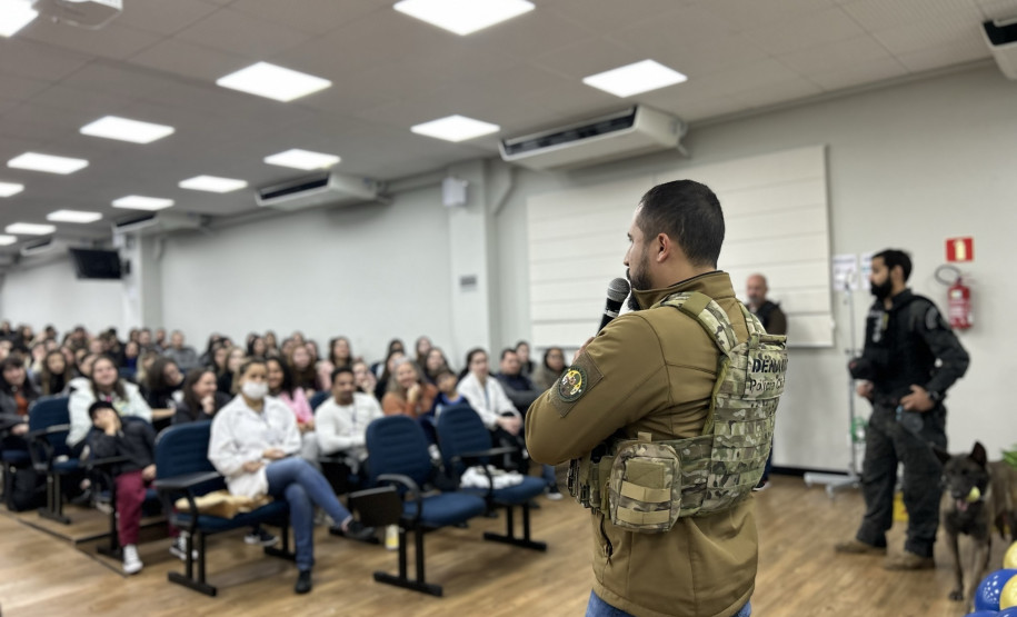 PCPR ministra palestra educativa de prevenção e combate às drogas para alunos de faculdade em Curitiba