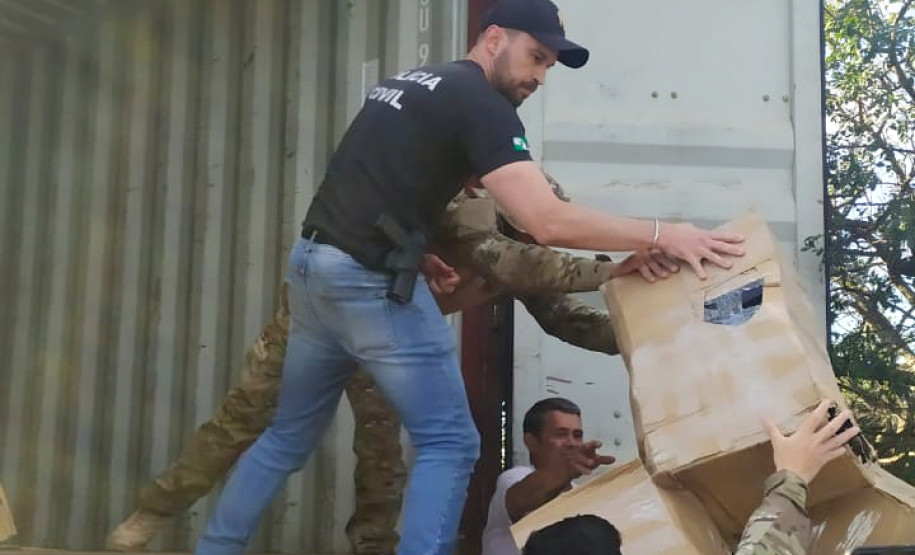 PCPR e PF apreendem 3 toneladas de maconha e prendem suspeito em Guarapuava