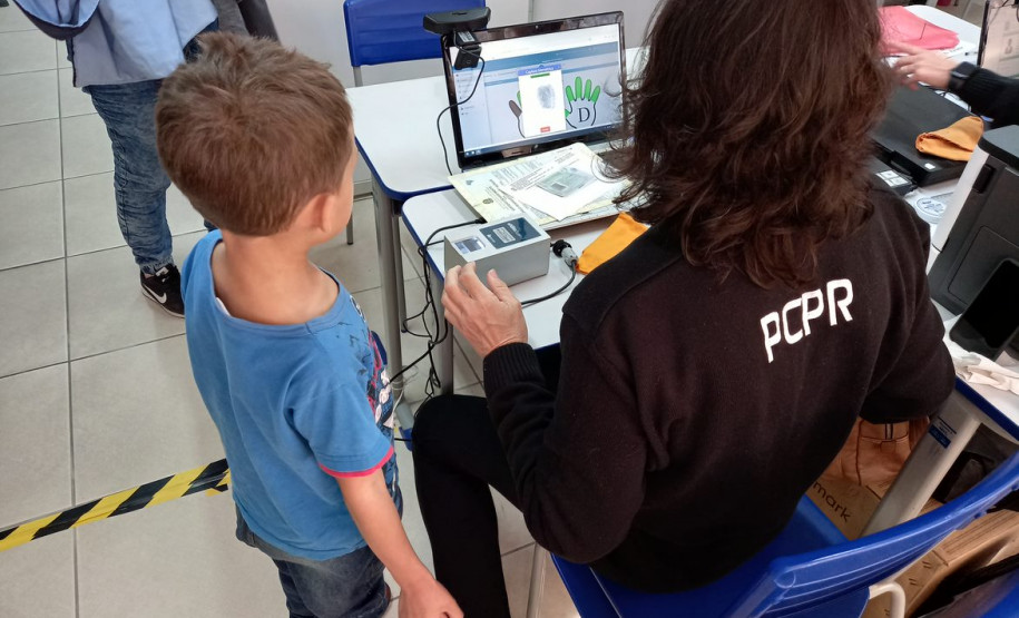 PCPR firma convênio com rede municipal de ensino e leva carteiras de identidade para 4 mil crianças em Foz do Iguaçu