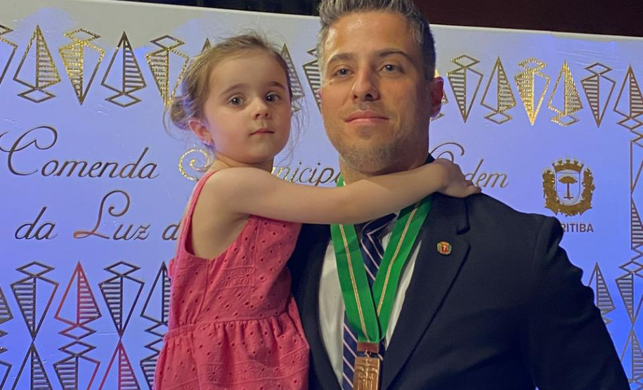 Delegado da PCPR recebe Comenda da Ordem da Luz dos Pinhais