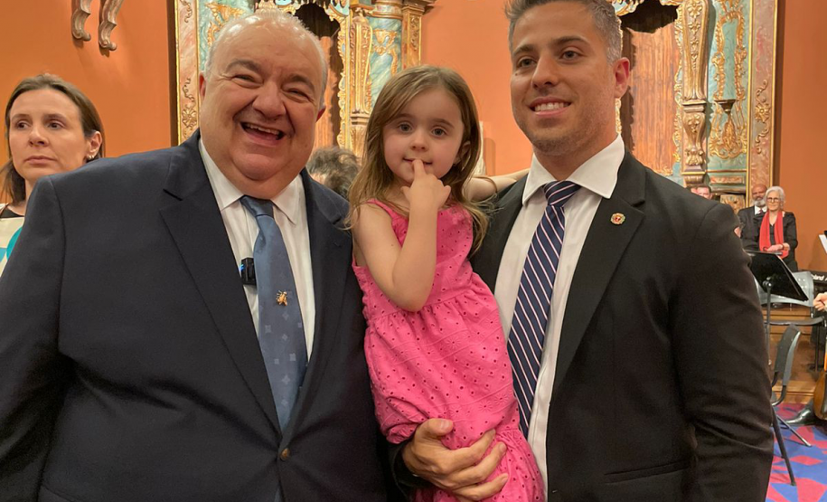 Delegado da PCPR recebe Comenda da Ordem da Luz dos Pinhais