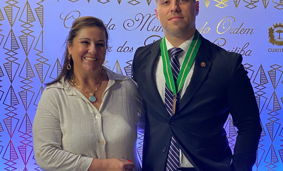 Delegado da PCPR recebe Comenda da Ordem da Luz dos Pinhais