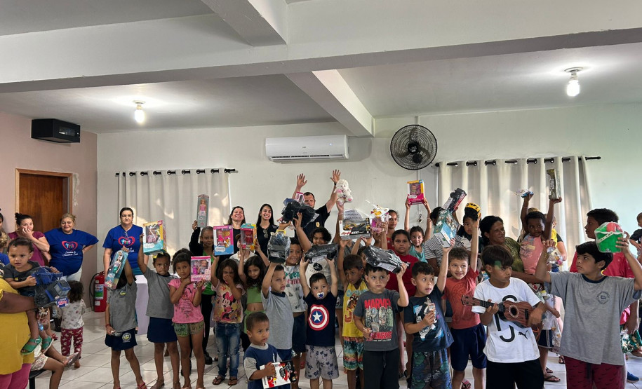 PCPR realiza doação de brinquedos para crianças carentes em Campo Mourão e Luiziana