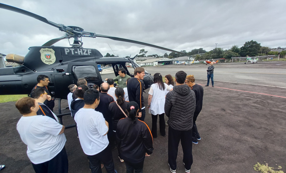 PCPR recebe visita de alunos com deficiência no Grupamento de Operações Aéreas