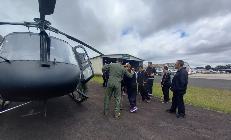 PCPR recebe visita de alunos com deficiência no Grupamento de Operações Aéreas