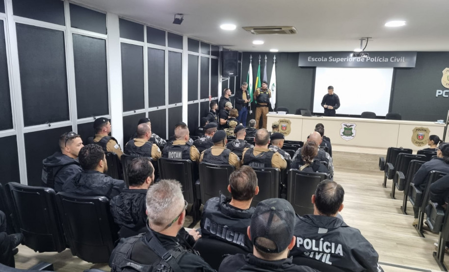 PCPR e PMPR prendem 20 pessoas em operação contra organização criminosa ligada ao tráfico de drogas no Centro de Curitiba