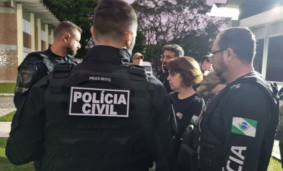 PCPR e PMPR prendem 20 pessoas em operação contra organização criminosa ligada ao tráfico de drogas no Centro de Curitiba